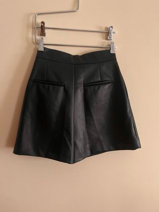 Shorts polipiel Zara negros