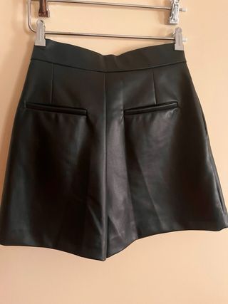 Shorts polipiel Zara negros