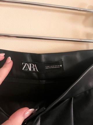 Shorts polipiel Zara negros