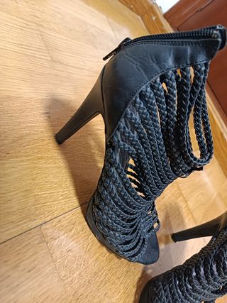 Sandalias negras tacón alto con tiras