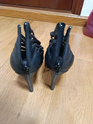 Sandalias negras tacón alto con tiras