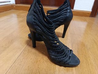 Sandalias negras tacón alto con tiras