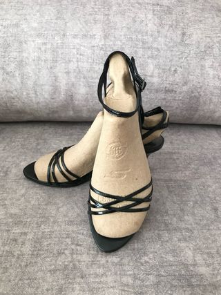Sandalias negras tacón bajo.