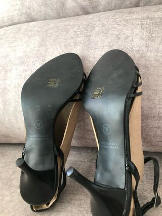 Sandalias negras tacón bajo.