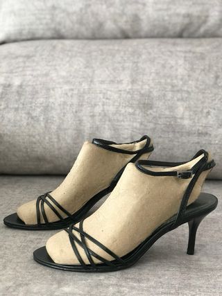 Sandalias negras tacón bajo.