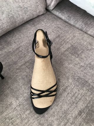 Sandalias negras tacón bajo.