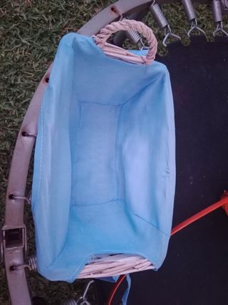 2 cestas mimbre: blanca y naranja