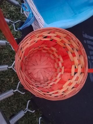 2 cestas mimbre: blanca y naranja