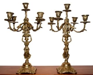 Pareja de candelabros antiguos de bronce macizos.
