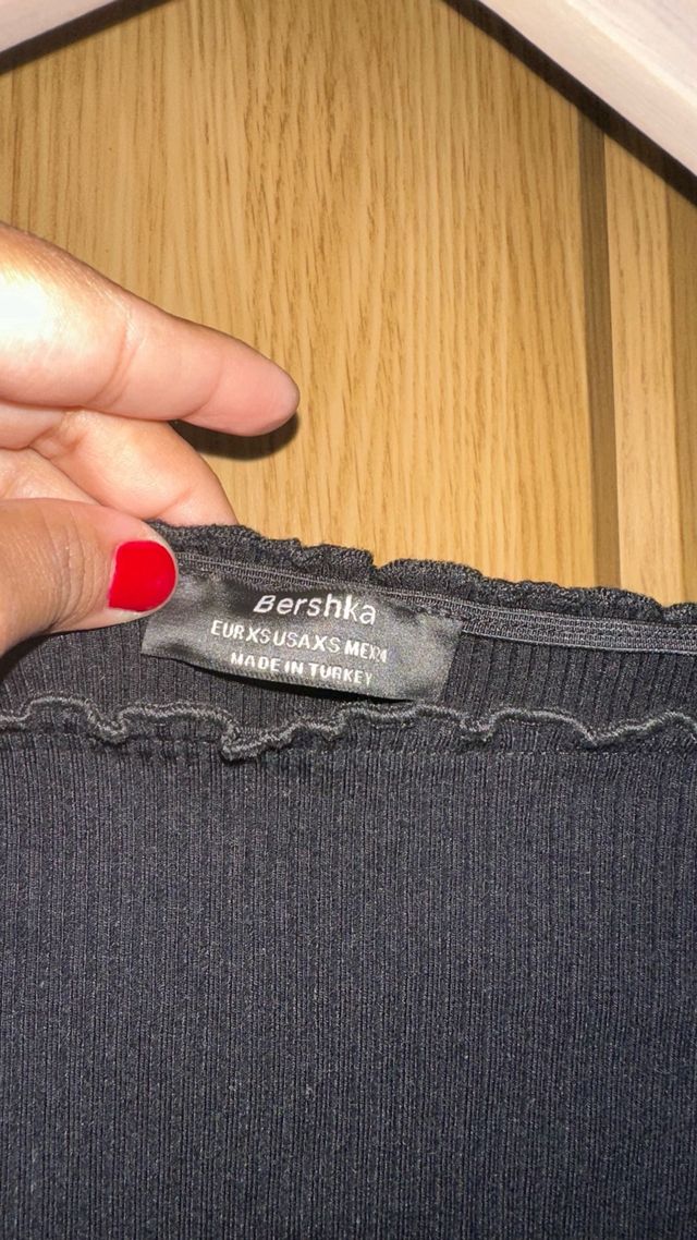 Top negro de hombros caídos