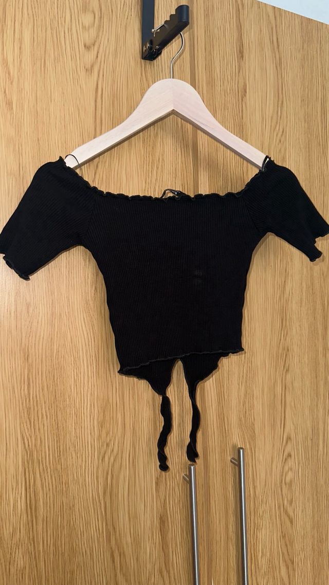 Top negro de hombros caídos