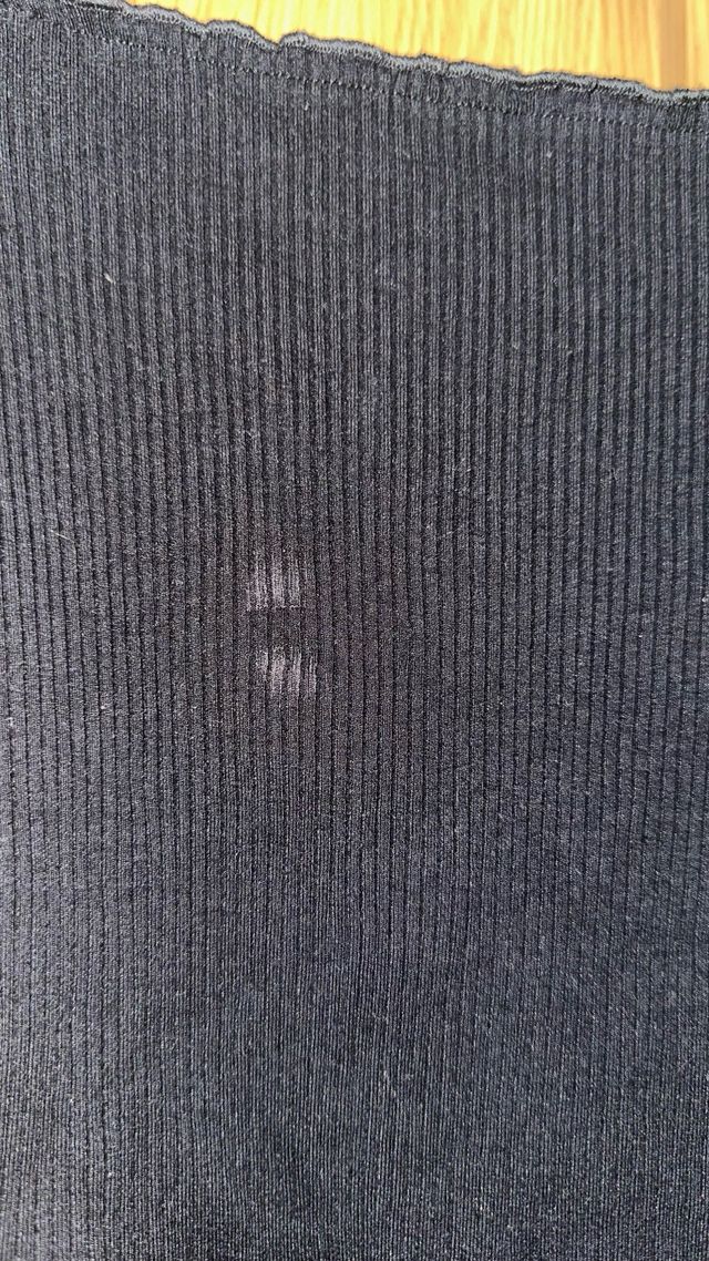 Top negro de hombros caídos