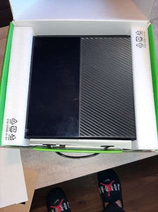 Xbox One 500GB + Kinect + mando