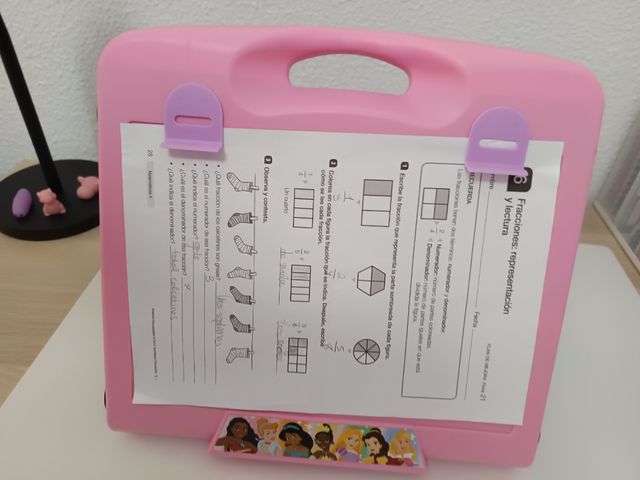 Pizarra magnética infantil rosa en su caja