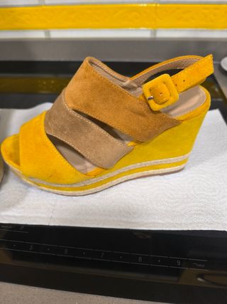 Sandalias cuña amarillas y marrón