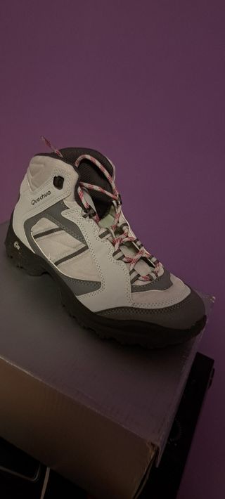 Botas trekking Quechua grises y blancas