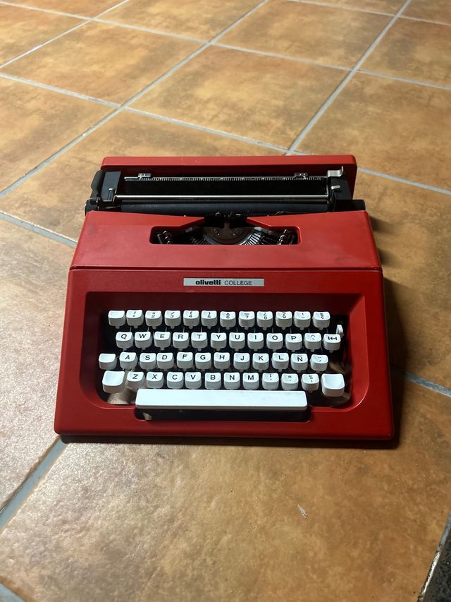 Olivetti College: Máquina de escribir roja