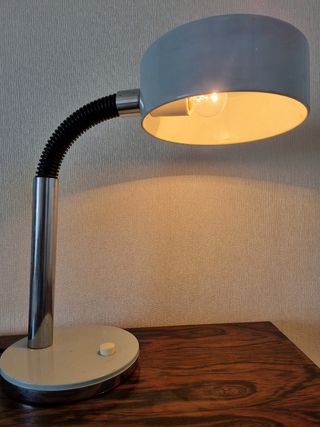 Lámpara flexo sobremesa vintage gris plata.