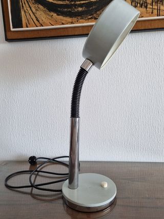 Lámpara flexo sobremesa vintage gris plata.