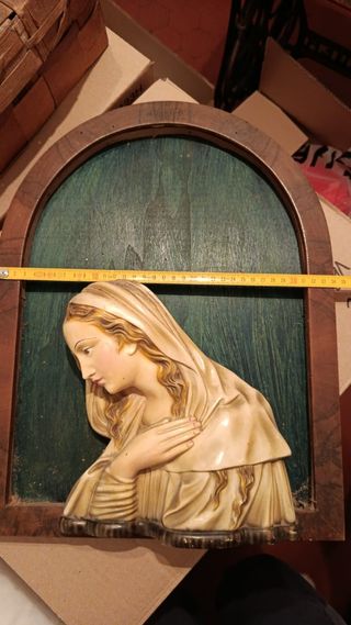 Cornice antica con bassorilievo