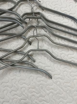 30 Perchas metálicas 
gris plata  antideslizante