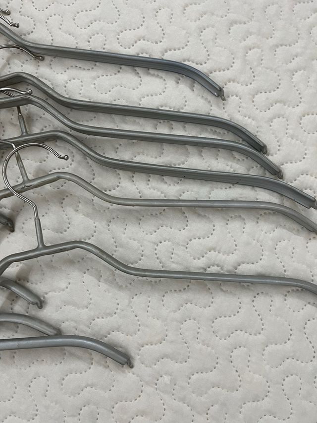 Perchas metálicas gris plata antideslizante