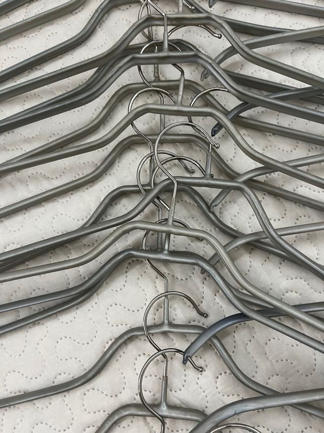 Perchas metálicas gris plata antideslizante