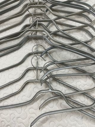 30 Perchas metálicas 
gris plata  antideslizante