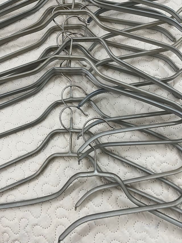 Perchas metálicas gris plata antideslizante