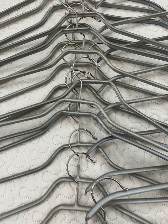 Perchas metálicas gris plata antideslizante