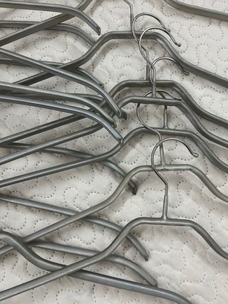 30 Perchas metálicas 
gris plata  antideslizante