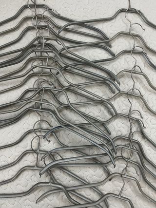 30 Perchas metálicas 
gris plata  antideslizante