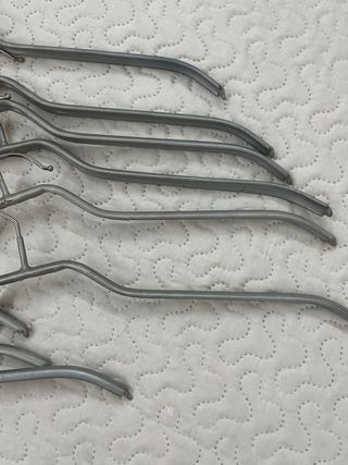 30 Perchas metálicas 
gris plata  antideslizante