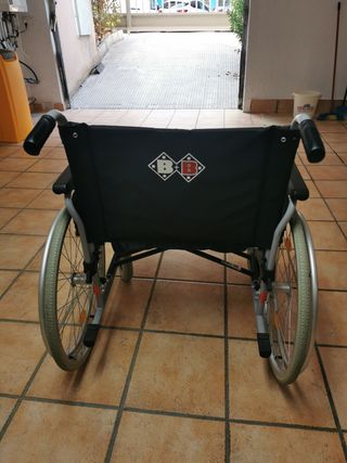 Silla ruedas con colchoneta antiescaras