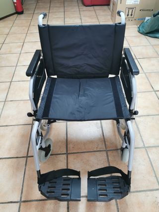 Silla ruedas con colchoneta antiescaras