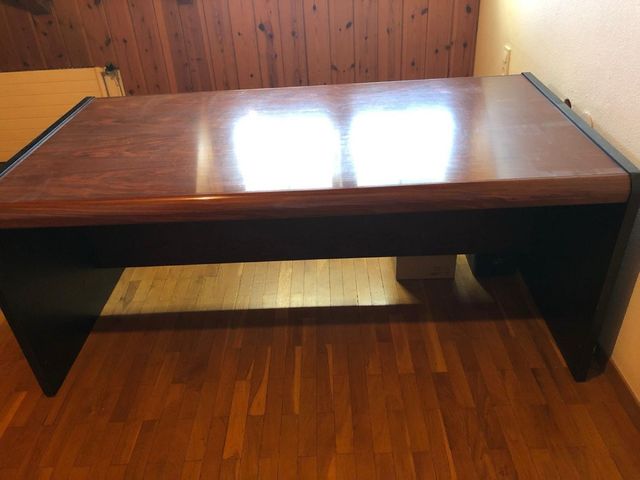 Mesa de madera marrón oscuro