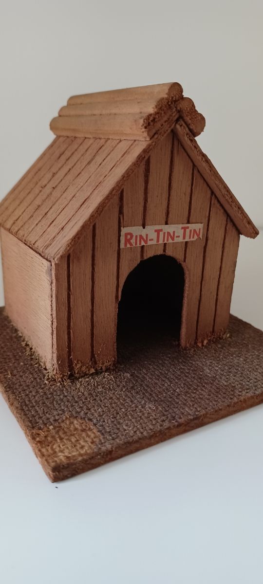 Casita de Rin-Tin-Tin madera antigua