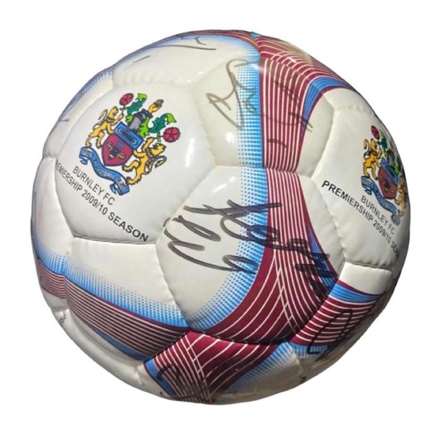Bola firmada del equipo histórico del Burnley FC 2009/10