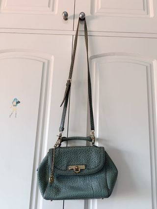 Bolso DKNY de cuero genuino con bandolera 