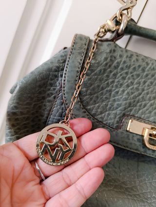 Bolso DKNY de cuero genuino con bandolera 