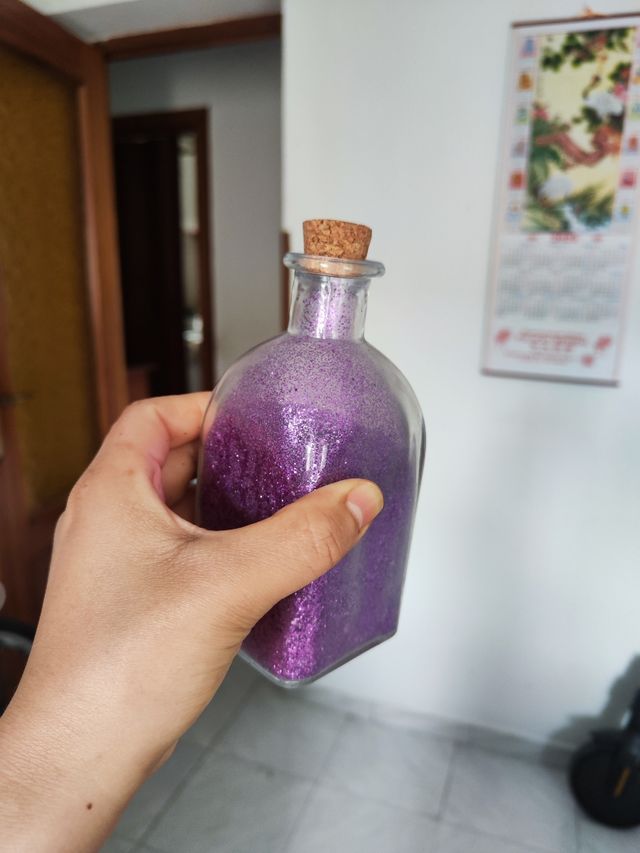 Purpurina morada botellita
