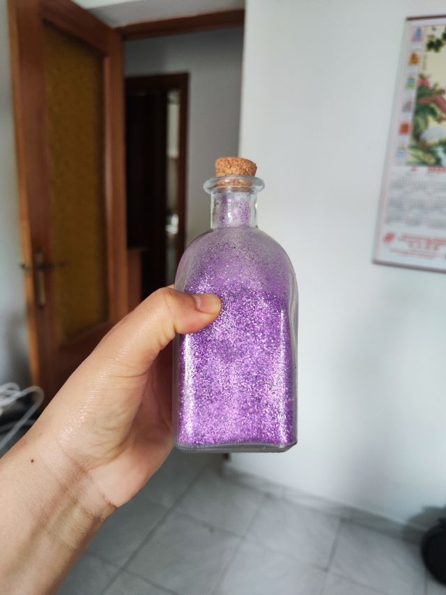 Purpurina morada botellita