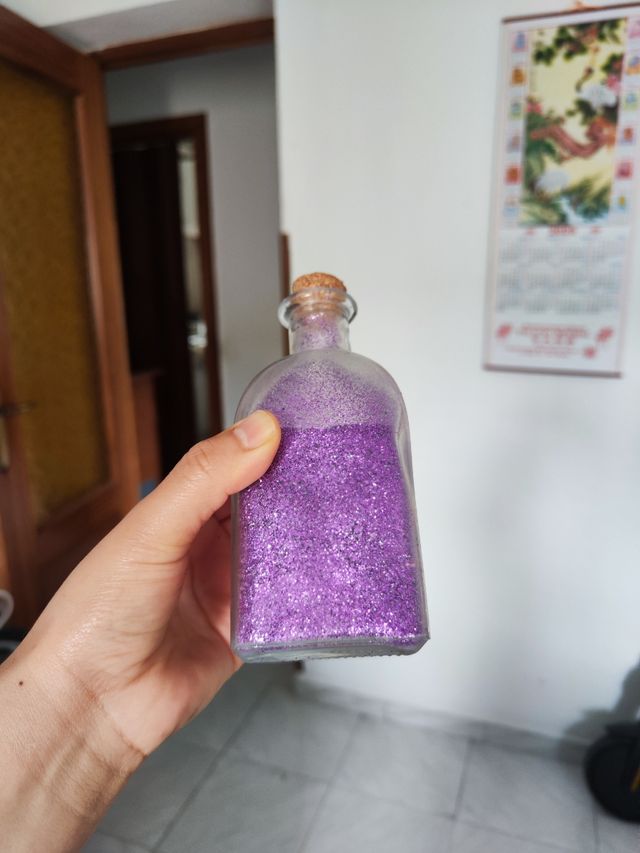 Purpurina morada botellita