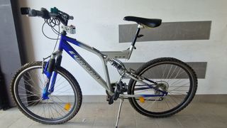 Bicicletta MTB con ammortizzatore centrale