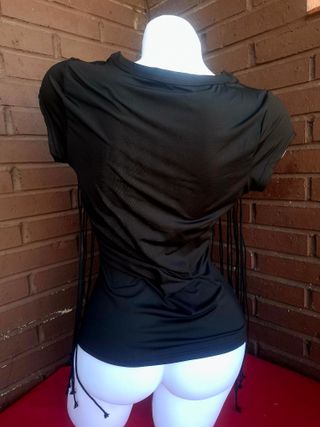 Camiseta negra con transparencias, flecos