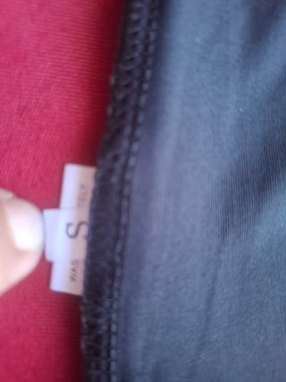 Camiseta negra con transparencias, flecos