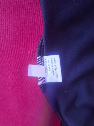 Camiseta negra con transparencias, flecos