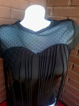 Camiseta negra con transparencias, flecos