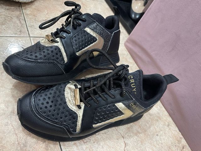 Zapatillas Cruyff negras y doradas