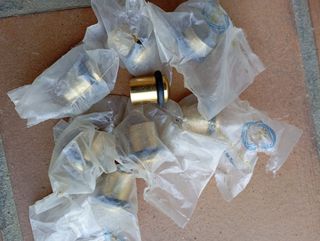 8 topes de puerta dorados con goma